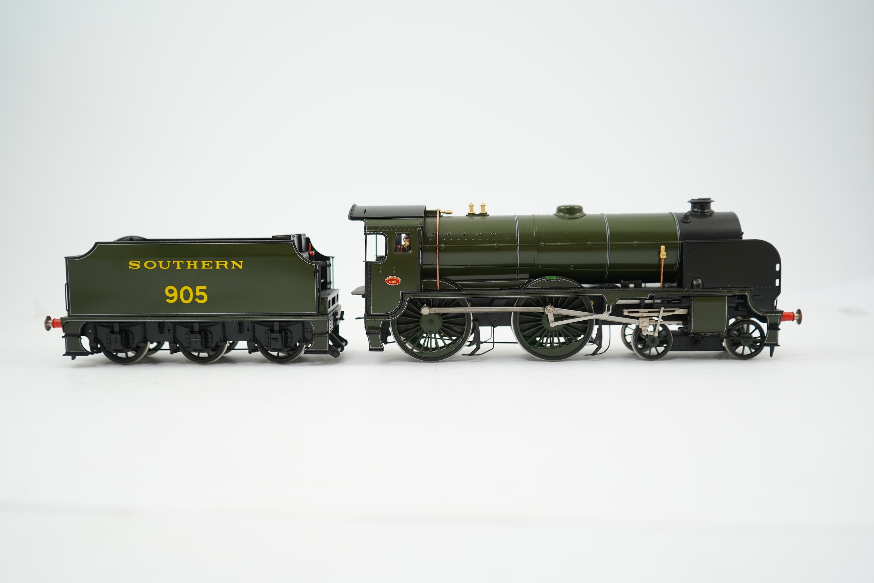 An 0 Gauge Finescale Brass model of Southern Railway Schools Class, Tonbridge 905, 4-4-0 tender locomotive, powered for two rail operation.